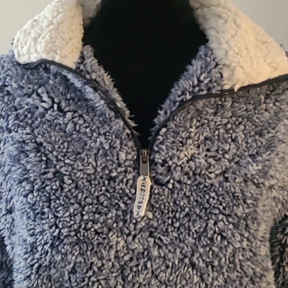 Copper Key Powder Poly/faux fur fluff Pullover. 1/4‎ zipper. Size Medium - Picture 2 of 6